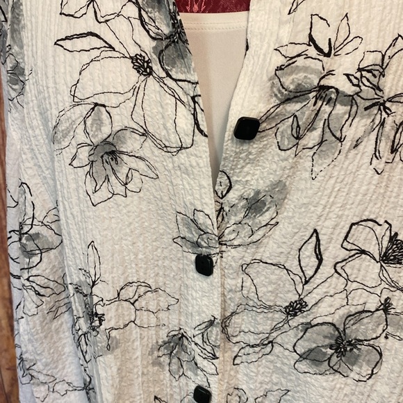 Alfred Dunner 1X Crinkle Long Sleeve with Tank Button Blouse White Black & Gray - Picture 10 of 10